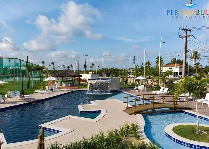Apartamento em Condomínio com Piscinas